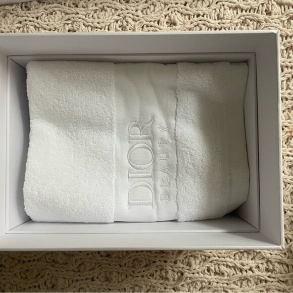 Dior Around The World Exclusive Skincare Set + Vanity Case + 2 Dior Face Towels - Picture 4 of 7